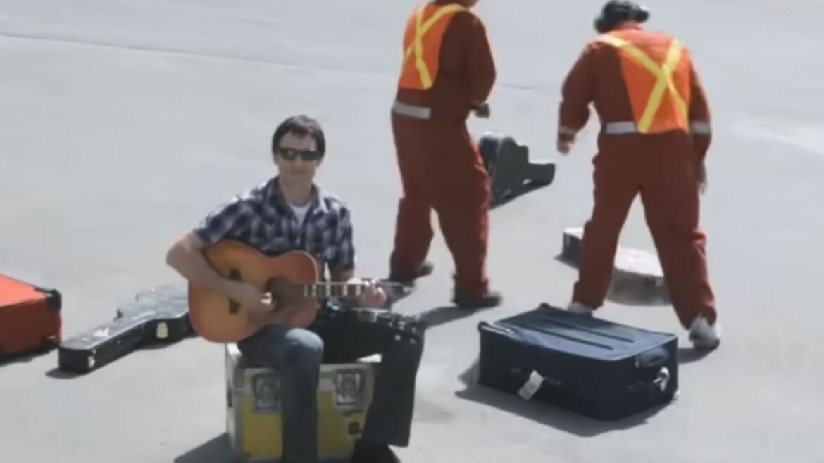 United breaks guitars image