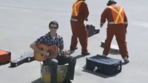 United breaks guitars image